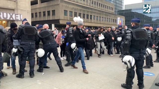La manifestation contre les mesures sanitaires a démarré