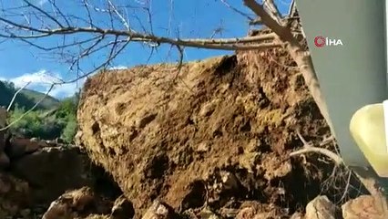 Dev kaya parçasının evin üzerine düştüğü an kameraya yansıdı