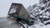 TEM Otoyolu'nda demir bariyerleri kıran tır, yolun kenarında asılı kaldı