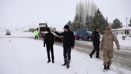 Kardan kapanan yolda bekleyenler misafirhanelere yönlendiriliyor