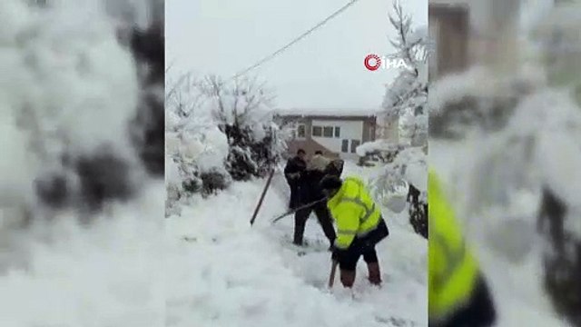 Hastayı ambulansa yetiştirmek için seferber oldular