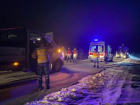 Son dakika haber! ŞANLIURFA - Kara saplanan ambulansları jandarma ve belediye ekipleri kurtardı