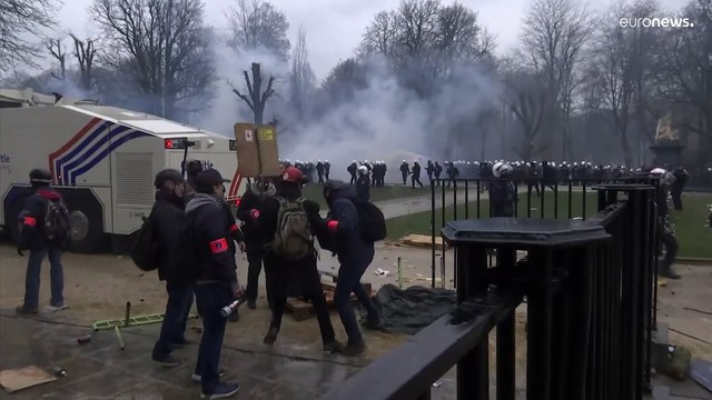 الشرطة البلجيكية تطلق خراطيم المياه لتفريق المتظاهرين الرافضين للقيود المفروضة لاحتواء كورونا