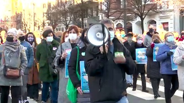 Miles de personas denuncian en las capitales vascas el colapso de Osakidetza