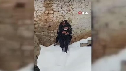 Jandarma ekipleri yaşlı çifti yıkılma tehlikesi bulunan evden böyle tahliye etti