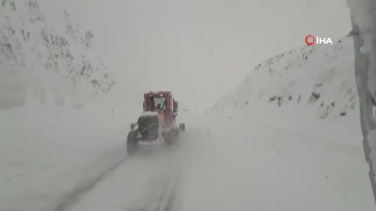 Antalya-Konya karayolu kar sebebiyle 24 saattir kapalı