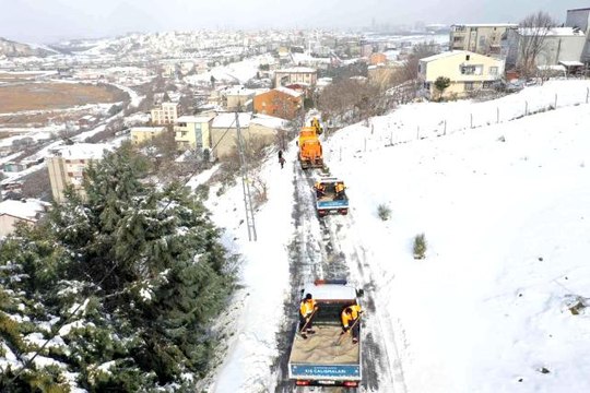 Küçükçekmece Belediyesi ekipleri gün boyunca kar küreme ve tuzlama çalışmalarına devam etti