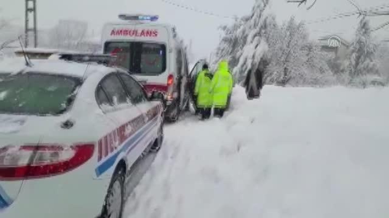 Son dakika haber! KAHRAMANMARAŞ - Kara saplanan ambulansın yardımına jandarma yetişti