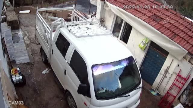 Alanya'da yamaçtan kopan kaya parçaları ev ve arabaya zarar verdi