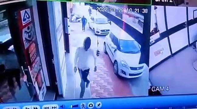 लूट की एक वारदात में मिले सुराग, दूसरे में कार से उम्मीद में पुलिस