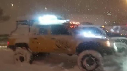 Kar nedeniyle Anadolu Otoyolu'nda kalanlara, Kızılay ve off-road kulübünden destek