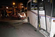 Adana'da plastik sandalye ile sürülen otomobille yolcu minibüsü çarpıştı: 1'i ağır 3 yaralı
