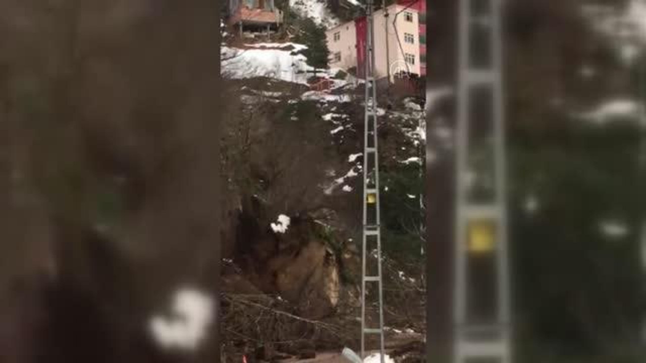 Heyelan nedeniyle 4 köy yolu ulaşıma kapandı