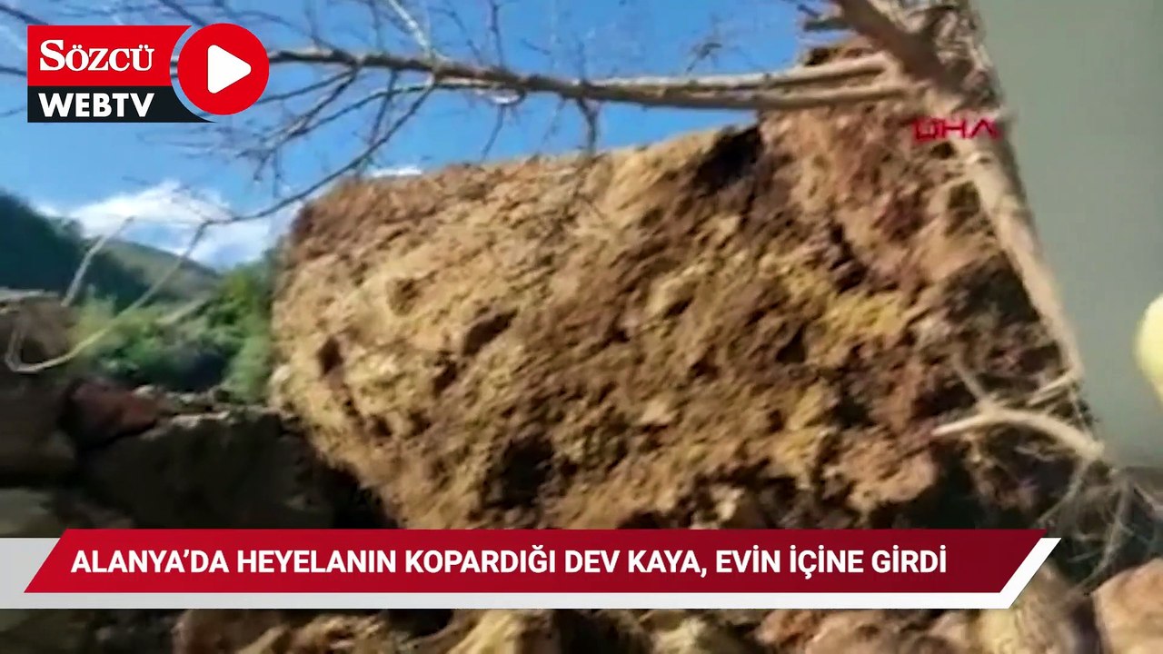 Alanya'da heyelan nedeniyle kopan dev kaya, evi...