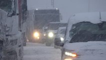 Son Dakika: Kar yağışı yine etkisini artırdı, İstanbul-Ankara kara yolu ulaşımı durdu