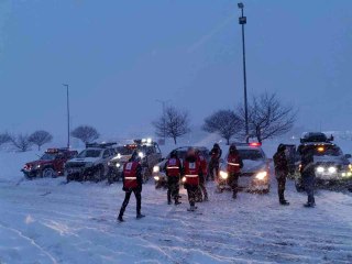 Bolu'da yoğun kar yağışı devam ediyor