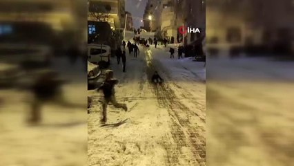 Esenyurt'ta gençler karla kaplı yokuştan kayarak eğlendi