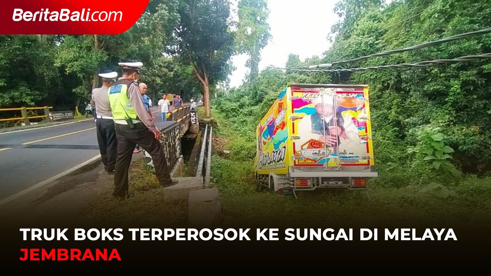 ⁣Truk Boks Terperosok ke Sungai di Melaya Jembrana