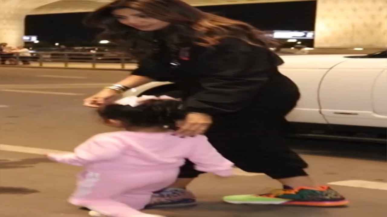 Shilpa Shetty बेटी Samisha के साथ हुईं स्पॉट, अलग अलग जूते पहनने पर हुईं Troll|FilmiBeat*News