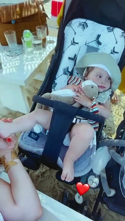 Χριστίνα Μπόμπα: Για βουτιές με τις κόρες της! Τα summer αξεσουάρ των διδύμων της μας ξετρέλαναν3