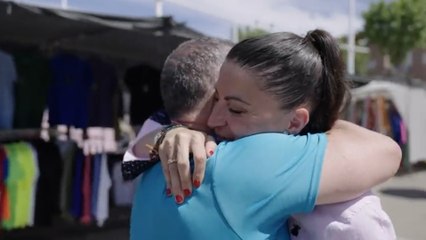 Vox replica al ninguneo de Moreno con el vídeo de un militante del PP rompiendo su carnet