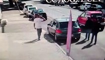 Indivíduos abrem porta do condutor e roubam carro no Centro