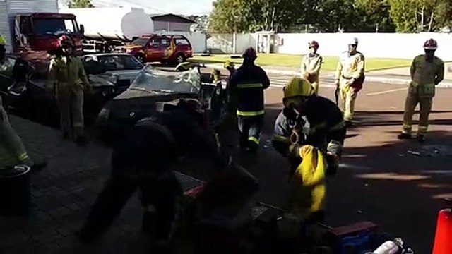 Treinamento de retirada de vítimas presas as ferragens é realizado em Cascavel