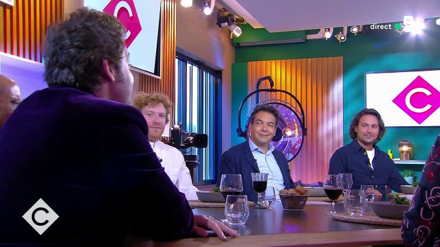 Julie Gayet se fait offrir un bouquet de fleurs par l'équipe de C à Vous après son mariage avec François Hollande