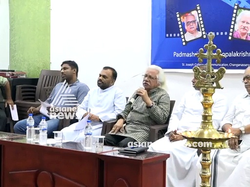 പുലിമുരുകന്‍ സിനിമയ്ക്ക് അനുമതി കിട്ടാന്‍ ഒരുപാട് കാശ് കൈമാറിക്കാണുമെന്ന് അടൂര്‍