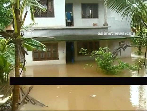 ശ്രീകണ്ഠാപുരം പൂര്‍ണ്ണമായും മുങ്ങി, സംസ്ഥാനപാതയില്‍ ഗതാഗതം നിലച്ചു