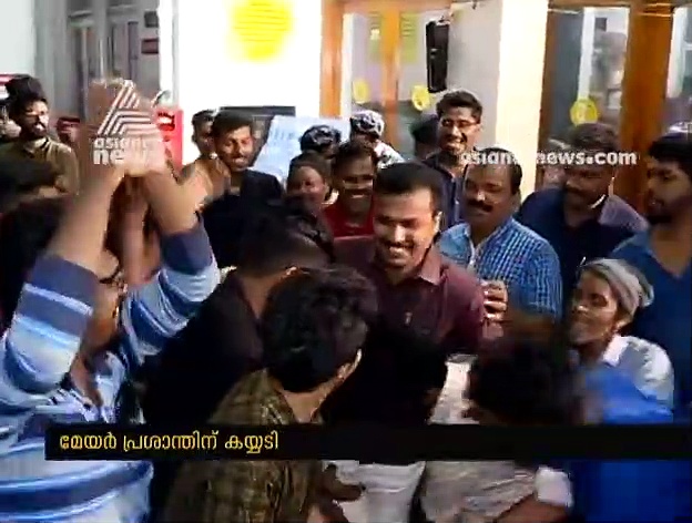 'സെഞ്ച്വറിയല്ല, അതിലും കൂടുതല്‍ ലോഡ് അയക്കും'; മേയര്‍ പ്രശാന്തിന് കൈയ്യടിയുമായി സോഷ്യല്‍ മീഡിയ