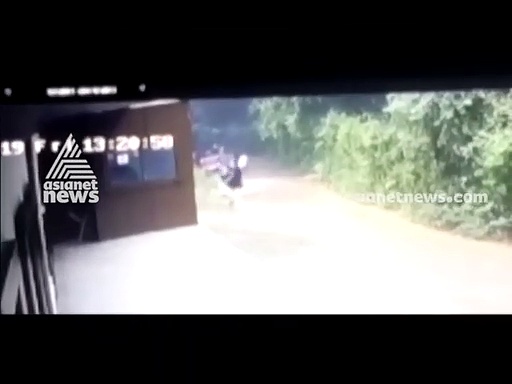 മലപ്പുറത്ത് മണ്ണിടിഞ്ഞ് റോഡിലേക്ക്; ഭീകരത വ്യക്തമാക്കുന്ന സിസിടിവി ദൃശ്യങ്ങള്‍ പുറത്ത്