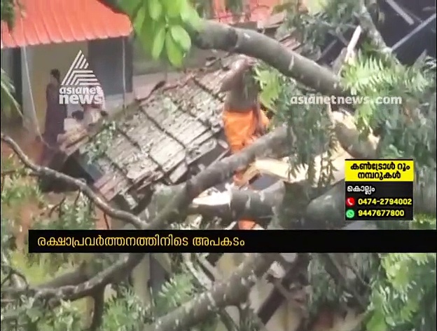 കെട്ടിടത്തിനു മുകളില്‍ വീണ മരം മുറിച്ചു നീക്കുന്നതിനിടെ അഗ്നിശമന വിഭാഗം ജീവനക്കാരന്‍ താഴെ വീണു
