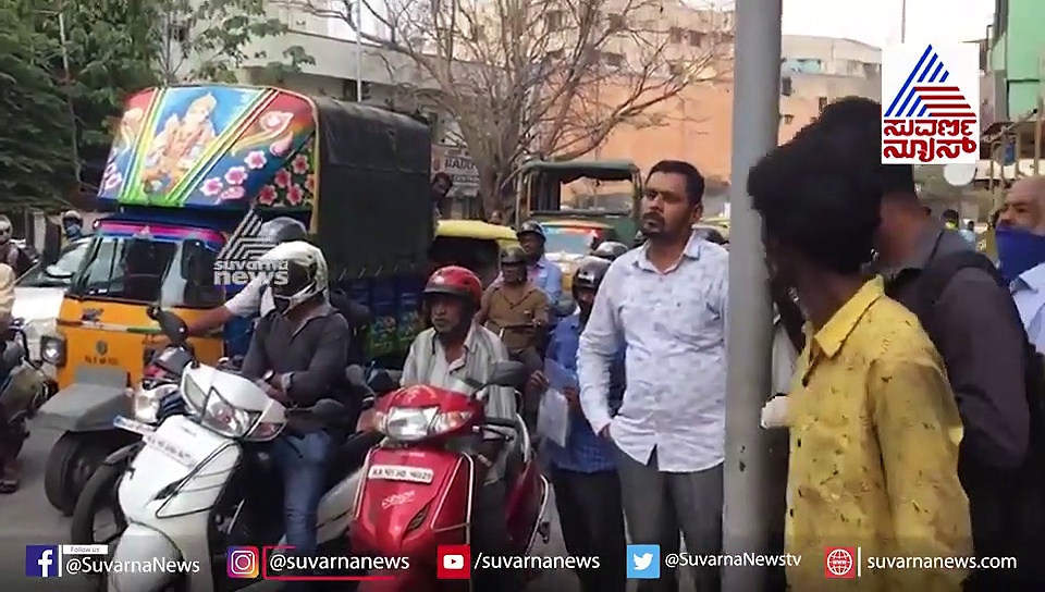 ವಾಹನ ಸವಾರರಿಗೆ ಕೊರೋನಾ ಜಾಗೃತಿ, ಬೆಂಗಳೂರು ಪೊಲೀಸರ ಕಾರ್ಯಕ್ಕೆ ಮೆಚ್ಚುಗೆ!
