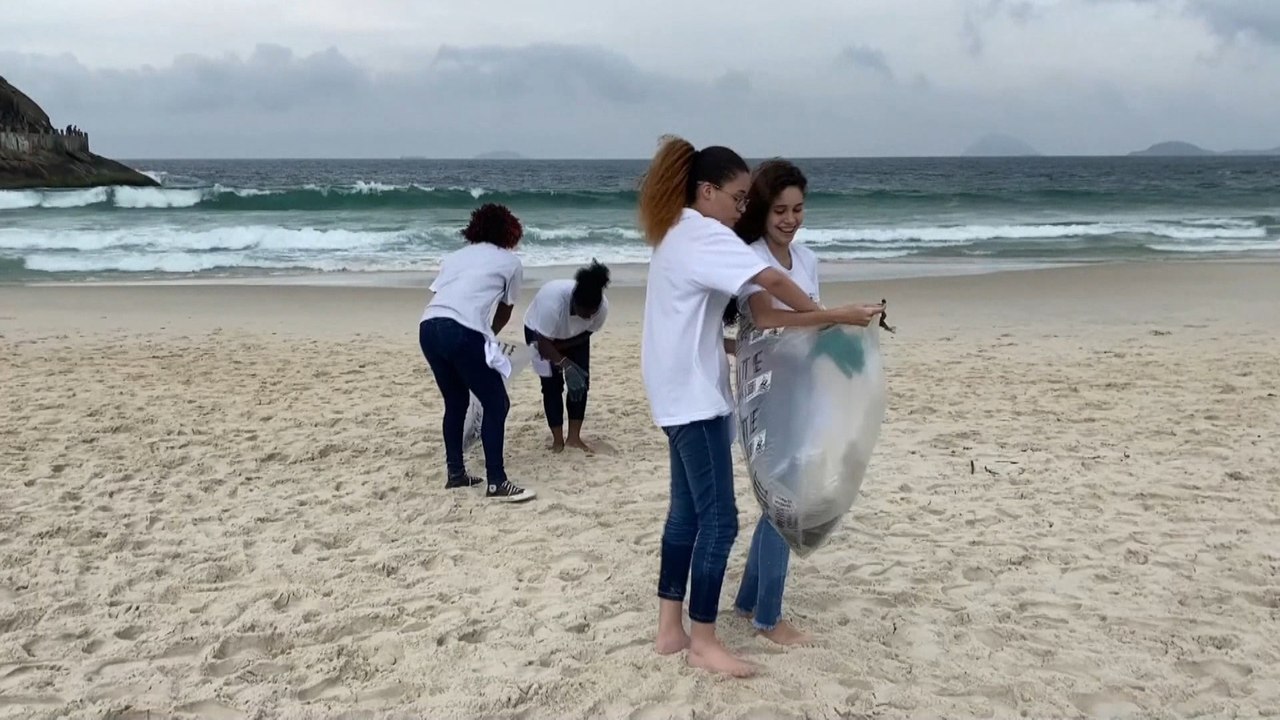 Cientos de brasileños abrazan al mar para conmemorar el Día de los Océanos