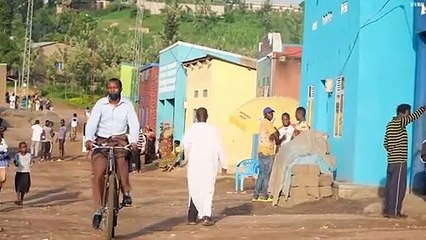 Un homme de 70 ans, creuse sa propre tombe et prépare ses funérailles