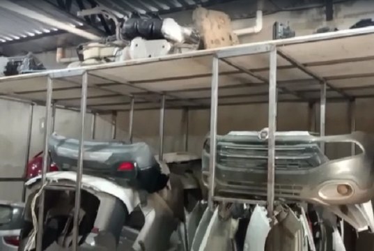 Polícia localiza galpão que funcionava para desmanche de carros roubados em Cajazeiras