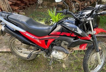 Polícia faz revista em residência de investigado na zona rural de Pombal e apreende motocicleta