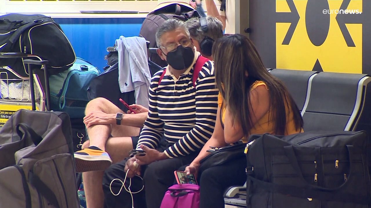 'Schlangen wie bei Disney': Warum das Sommer-Chaos an Europas Flughäfen?