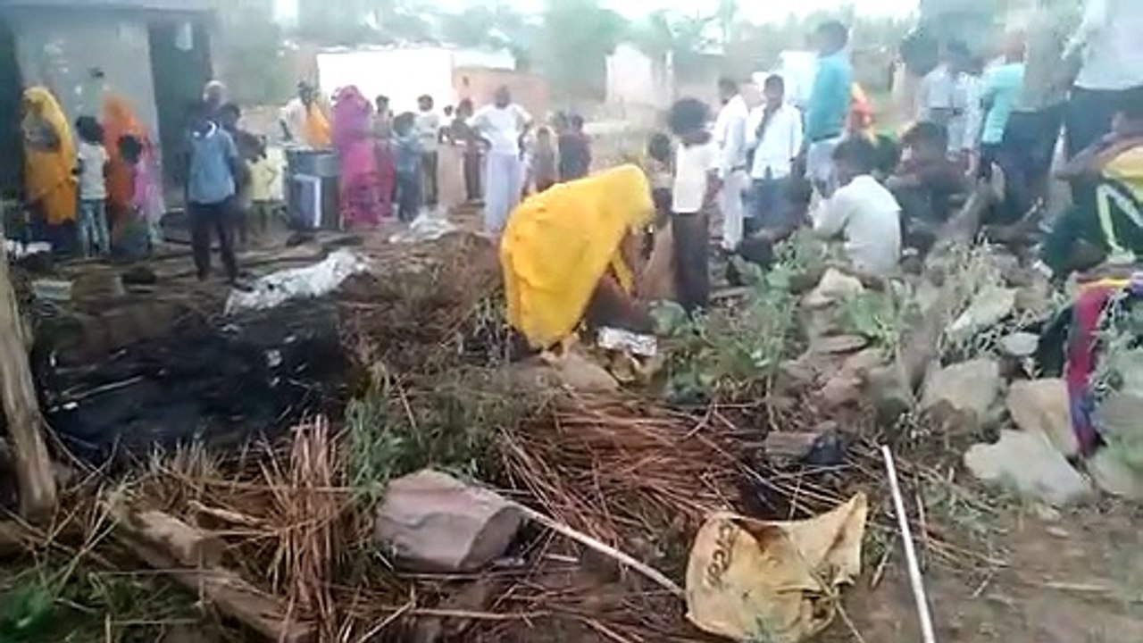 दौसा. आग में हजारों रुपए का सामान जला, दो बछड़ी झुलसी, बाइक भी जली