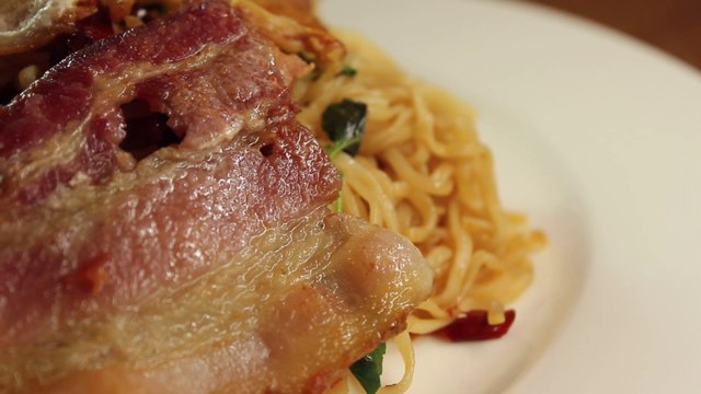 มาม่าผัดกะเพราเบคอน (Spicy Holy Basil Instant Noodles with Fried Bacon)