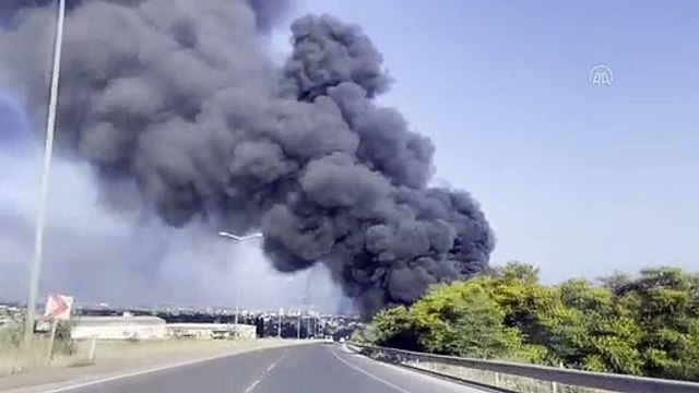 Antrepoda çıkan yangına havadan ve karadan müdahale ediliyor