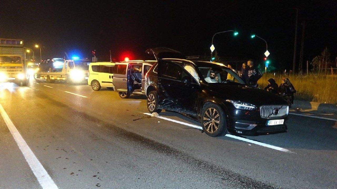 Kırmızı ışıkta geçen otomobil cipe çarptı: 4 yaralı