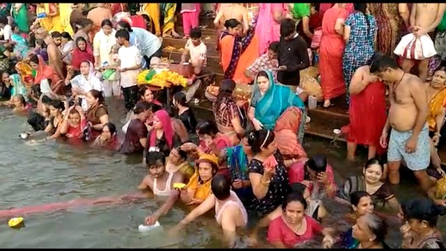 Ganga Dusshehra : श्रद्धालु गंगा में आस्था की डुबकी लगाने के साथ ही पूजा अर्चना और दान पुण्य भी कर रहे हैं