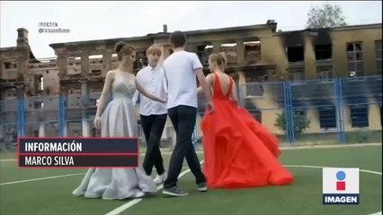 Estudiantes de una escuela destruida en Jarkov, Ucrania, regresaron para hacer su baile de graduación