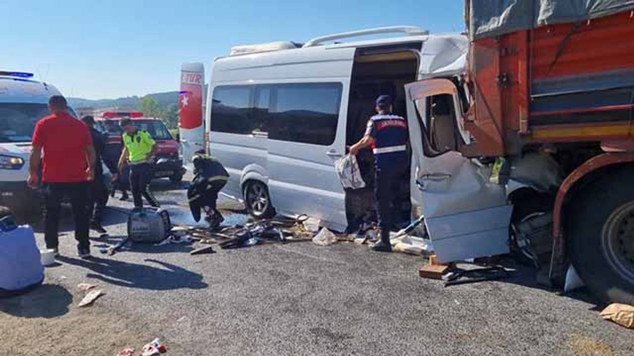 Bursa yolunda feci kaza: 16 yaralı