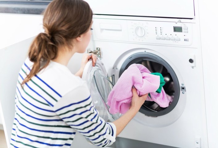 Mouchoir oublié dans le lave-linge : comment retirer les peluches ?