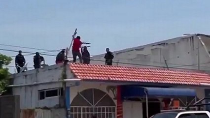 La police mexicaine maitrise un suspect armé avec des bâtons et une chaise