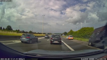 Le conducteur d'une camionnette remonte les files sur le Ring de Bruxelles par la bande d'arrêt d'urgence: il n'aurait pas dû