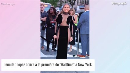 Jennifer Lopez renversante dans une robe transparente qui en dévoile beaucoup...